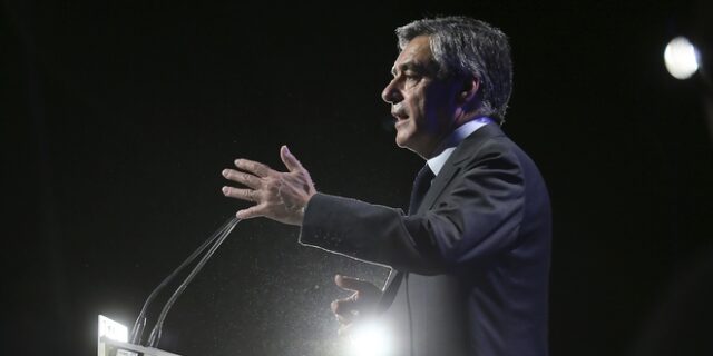Γαλλία: Υπό έρευνα ο Φιγιόν και για τα κοστούμια του