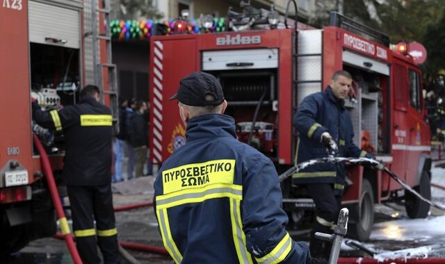 Σε εξέλιξη πυρκαγιά στον 1ο όροφο εμπορικού κέντρου στο Χαλάνδρι