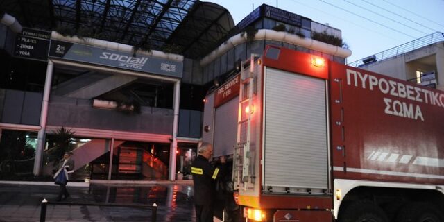 Υπό έλεγχο η πυρκαγιά σε εμπορικό κέντρο στο Χαλάνδρι
