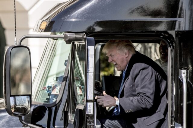 Ο Τραμπ έγινε Mad Max: Ανέβηκε σε φορτηγό και ‘σεληνιάστηκε’