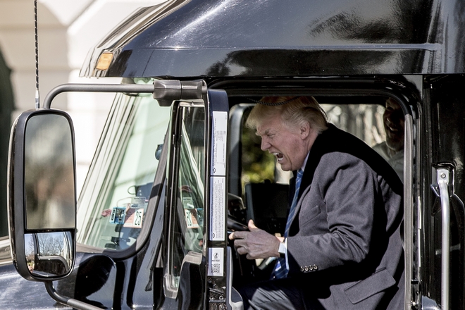 Ο Τραμπ έγινε Mad Max: Ανέβηκε σε φορτηγό και ‘σεληνιάστηκε’