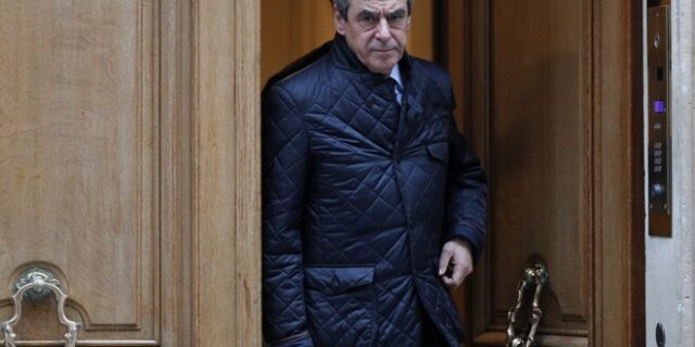 Αποκαλύφθηκε ο ‘φίλος’ του Φιγιόν που του δώρισε πανάκριβα κοστούμια