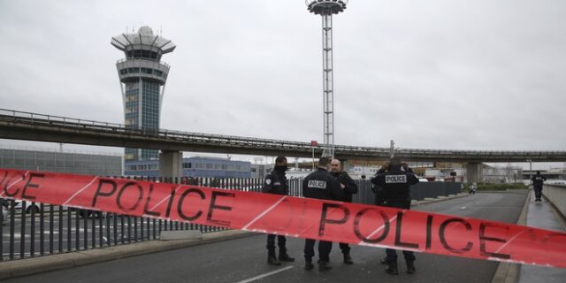Επιθέσεις στο Παρίσι: Στη δημοσιότητα φωτογραφίες του δράστη να κείτεται νεκρός στο αεροδρόμιο