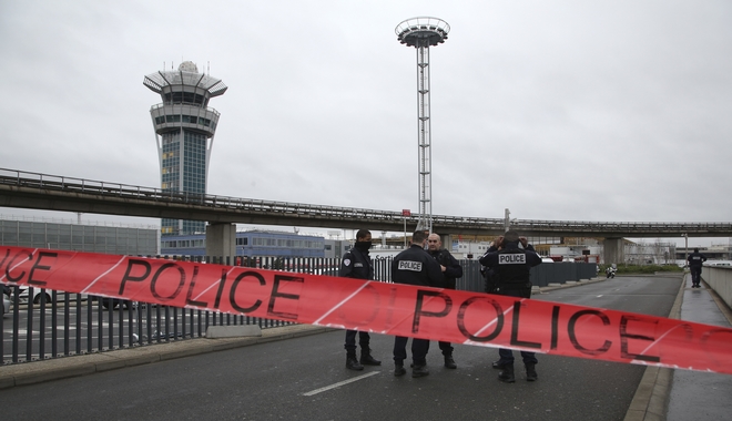 Επιθέσεις στο Παρίσι: Στη δημοσιότητα φωτογραφίες του δράστη να κείτεται νεκρός στο αεροδρόμιο
