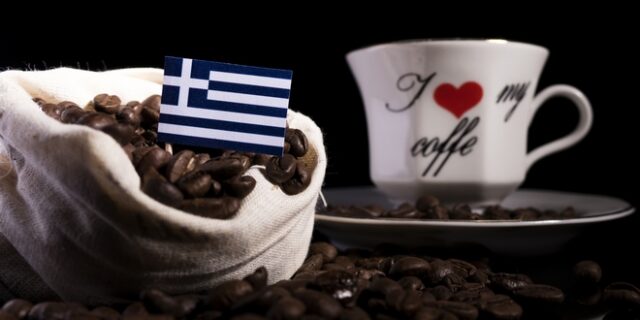 Ποιοι Έλληνες πίνουν περισσότερο καφέ (και πόσο). Ένας μύθος καταρρίπτεται