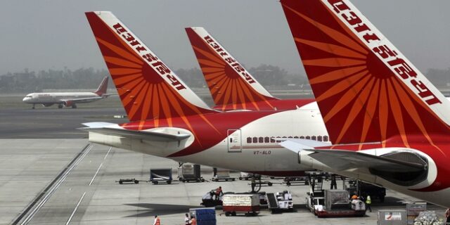 Ακροδεξιός βουλευτής χτύπησε με το παπούτσι του αεροσυνοδό για μια θέση