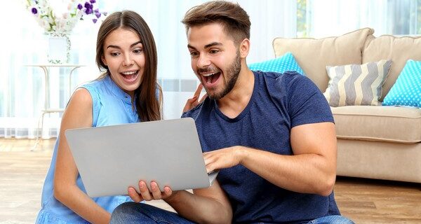 Σχέση ‘αγάπης’ φαίνεται ότι έχουν οι Έλληνες με το Διαδίκτυο