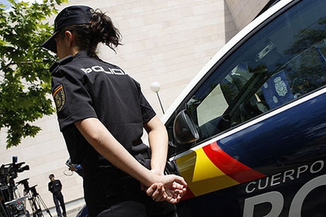 Πωλούσαν στο διαδίκτυο την παρθενιά 16χρονης έναντι 5.000 ευρώ
