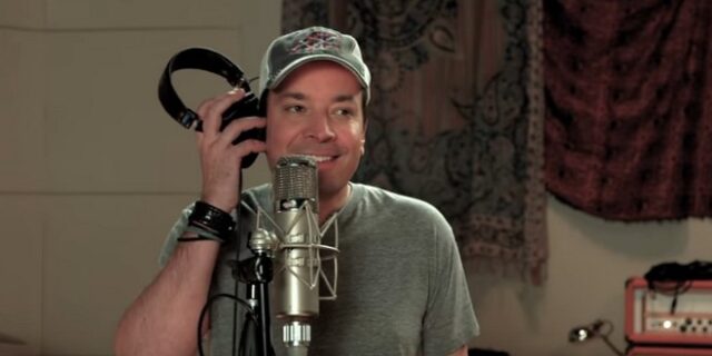 O Jimmy Fallon τραγουδάει για τον ελληνικό γύρο!