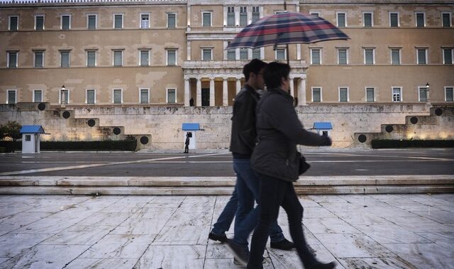 Συνεχίζονται οι βροχές και οι καταιγίδες. Πέφτει η θερμοκρασία