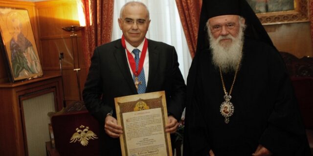 Ο Ιερώνυμος βράβευσε τον Ν. Καραμούζη για την κοινωνική του προσφορά