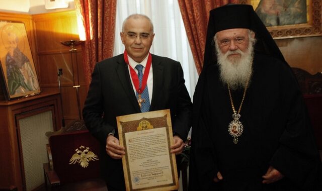Ο Ιερώνυμος βράβευσε τον Ν. Καραμούζη για την κοινωνική του προσφορά