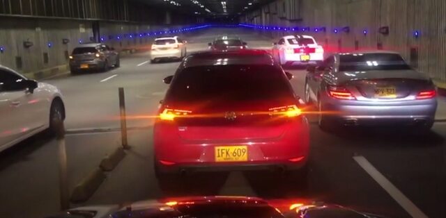 Dashcam: Κόντρα σε τούνελ οδηγεί σε ατύχημα. Σώθηκαν από θαύμα