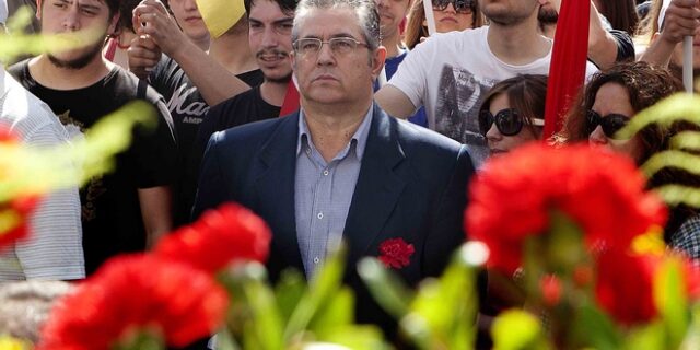 Κόκκινα τριαντάφυλλα προσέφερε στις δημοσιογράφους της Βουλής ο Κουτσούμπας