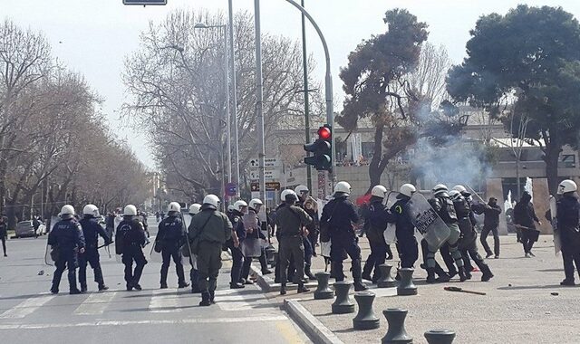 Συμπλοκές μεταξύ αντιεξουσιαστών και αστυνομίας μπροστά από τον Λευκό Πύργο