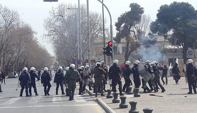 Συμπλοκές μεταξύ αντιεξουσιαστών και αστυνομίας μπροστά από τον Λευκό Πύργο
