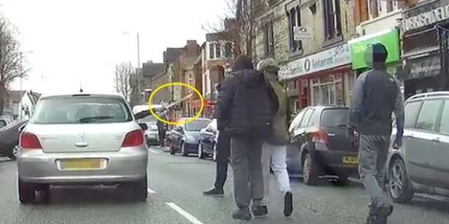 Βίντεο: Οδηγός διώχνει επίδοξους κλέφτες με ματσέτα!