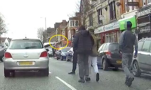 Βίντεο: Οδηγός διώχνει επίδοξους κλέφτες με ματσέτα!