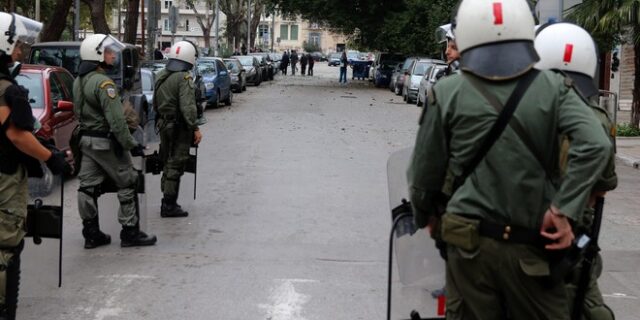 Επίθεση σε διμοιρία των ΜΑΤ έξω από την Πάντειο