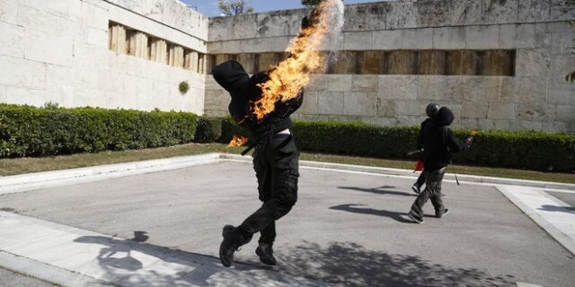 Επεισόδια και μολότοφ στο μαθητικό συλλαλητήριο