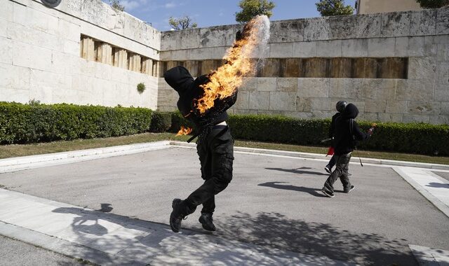 Επεισόδια και μολότοφ στο μαθητικό συλλαλητήριο
