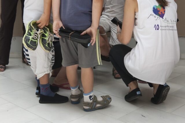 Το Μαζί για το Παιδί μοιράζει καινούρια παπούτσια σε άπορα παιδιά από την Θράκη έως την Κρήτη