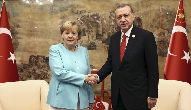 Η Μέρκελ προειδοποιεί ότι θα απαγορεύσει τις συγκεντρώσεις υπέρ του Ερντογάν