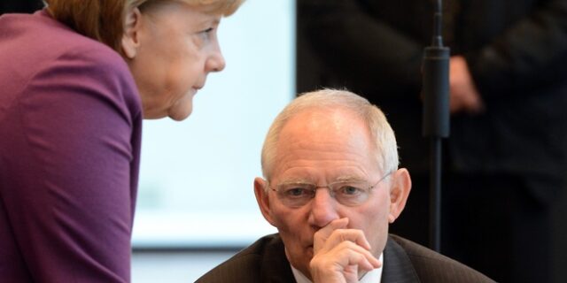 ‘Όχι’ από Σόιμπλε και Μέρκελ σε ‘πάγωμα’ των ελληνικών επιτοκίων