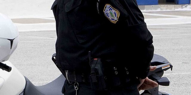 Τιμούν ήρωα αστυνομικό που έσωσε 5χρονο από φλεγόμενο διαμέρισμα