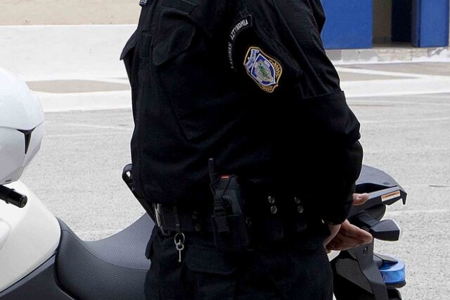 Τιμούν ήρωα αστυνομικό που έσωσε 5χρονο από φλεγόμενο διαμέρισμα