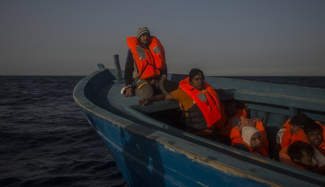 Ιταλία: Πλοίο με 450 μετανάστες σε αναζήτηση ασφαλούς λιμένα
