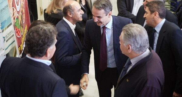 Μητσοτάκης: Βρέχει λεφτά κι εμείς κρατάμε ομπρέλα