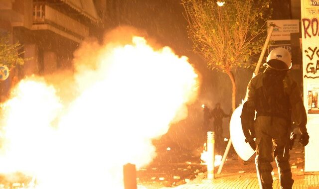 Επιθέσεις με μολότοφ σε διμοιρίες των ΜΑΤ στα Εξάρχεια
