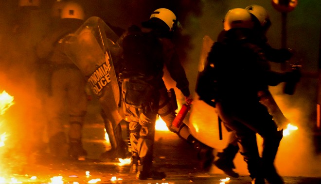 Άλλη μια νύχτα με μολότοφ στα Εξάρχεια