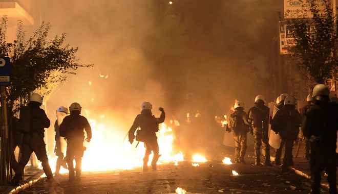 Μολότοφ τα ξημερώματα γύρω από το Πολυτεχνείο