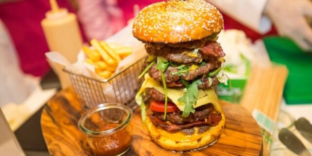 Γιατί αυτό το burger πωλήθηκε για 10.000 δολάρια