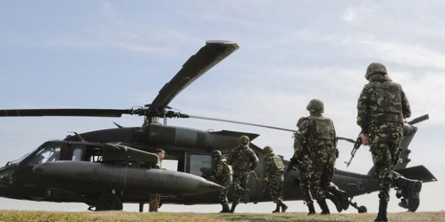 Κολομβία: 11 στρατιωτικοί νεκροί από συντριβή ελικοπτέρου στη ζούγκλα