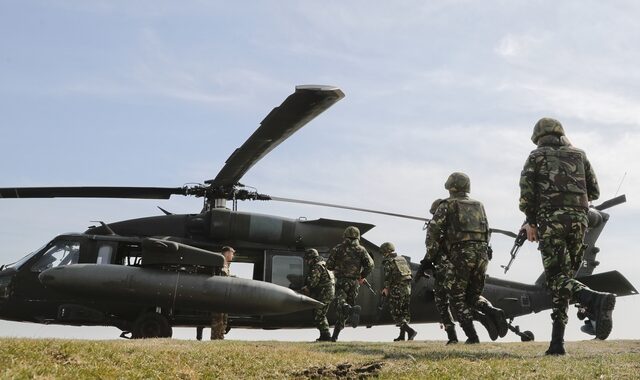Κολομβία: 11 στρατιωτικοί νεκροί από συντριβή ελικοπτέρου στη ζούγκλα