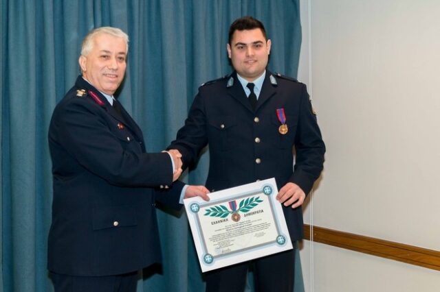 Αυτός είναι ο ήρωας αστυνομικός που έσωσε τον 5χρονο από φλεγόμενο διαμέρισμα