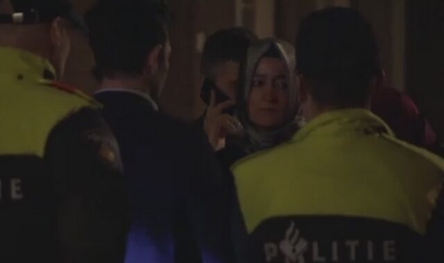 Ρότερνταμ: Η στιγμή που απαγορεύουν στην Τουρκάλα υπουργό να μπει στο προξενείο