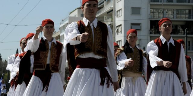 Με λαμπρότητα η μαθητική παρέλαση για την 25η Μαρτίου