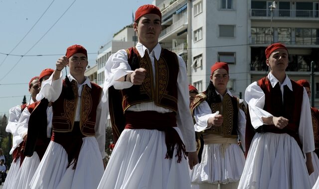 Με λαμπρότητα η μαθητική παρέλαση για την 25η Μαρτίου