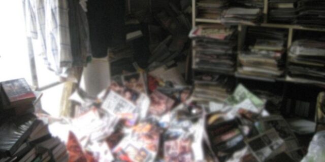 Καταπλακώθηκε από τη συλλογή περιοδικών πορνό που είχε και πέθανε