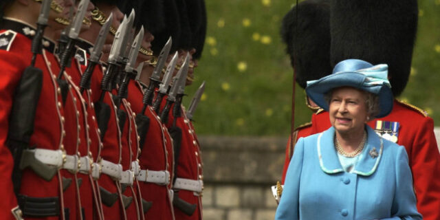 Brexit: Με τη ‘βούλα’ της Ελισάβετ το άρθρο 50