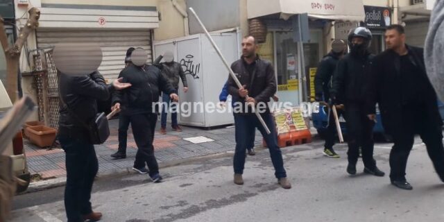 Επίθεση αντιεξουσιαστών. Κραδαίνοντας ρόπαλα φυγαδεύτηκαν Κασιδιάρης-Ηλιόπουλος