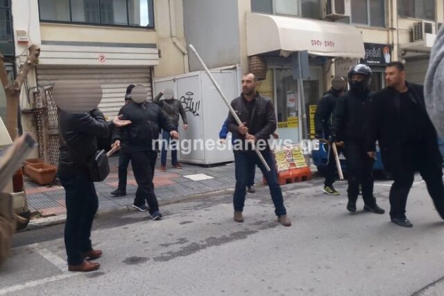 Επίθεση αντιεξουσιαστών. Κραδαίνοντας ρόπαλα φυγαδεύτηκαν Κασιδιάρης-Ηλιόπουλος