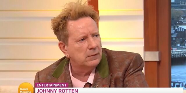 Όταν ‘το έκαψε’ ο Ρότεν των Sex Pistols. Υπέρ Brexit, Φάραζ και Τραμπ
