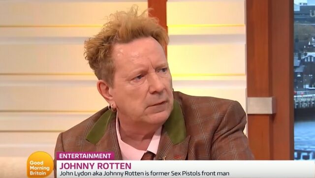 Όταν ‘το έκαψε’ ο Ρότεν των Sex Pistols. Υπέρ Brexit, Φάραζ και Τραμπ