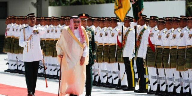 Ο Σαουδάραβας βασιλιάς πήγε στην Ινδονησία με αποσκευές 460 τόνων