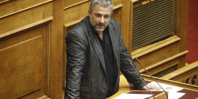 Φυλλάδια μίσους μοίραζε σε μαθητές μέσα στη Βουλή ο χρυσαυγίτης Γ. Σαχινίδης